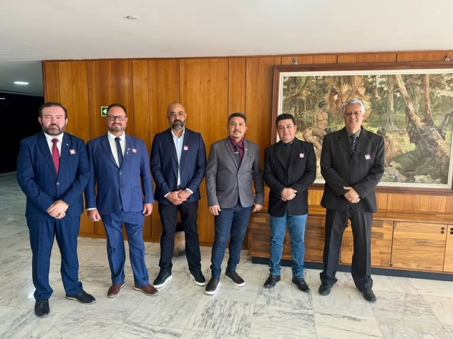 Prefeito Prof. Marcelo, os vereadores Fabinho, Moisés, Rogerinho, Vando e o presidente da Câmara Municipal Wendel buscam recursos para Dirce Reis