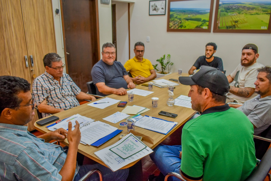 PREFEITURA E ASSOCIAÇÃO COMERCIAL REFORÇAM PARCERIA EM REUNIÃO NO GABINETE