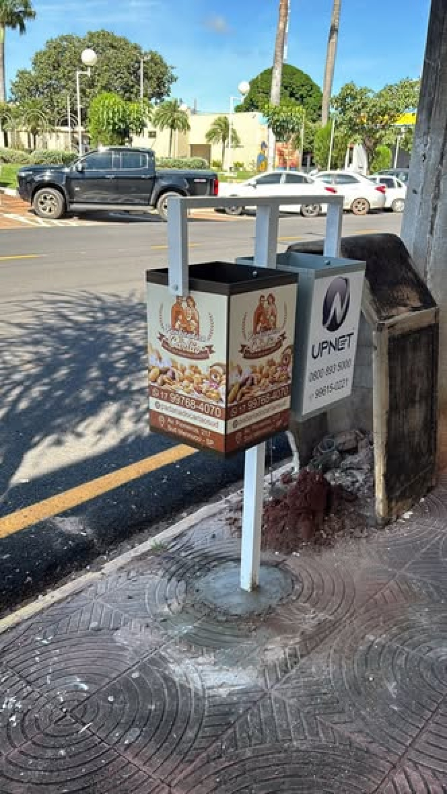 Prefeitura instala lixeiras em espaços públicos com apoio do comércio local