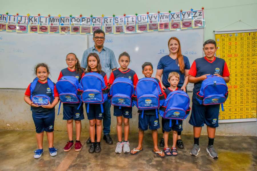 Prefeitura de Selvíria distribui uniformes a todos os alunos da rede municipal