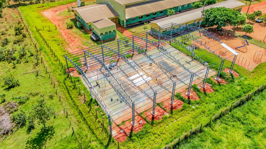 Prefeitura cobre quadra esportiva na escola rural José Dodô