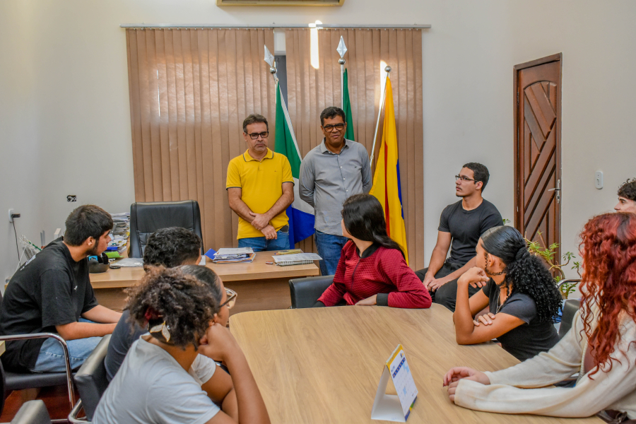 Jovens aprendizes são recebidos pelo prefeito Jaime