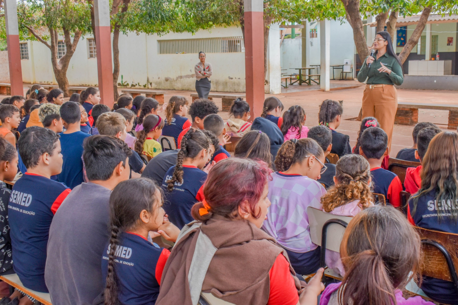 Alunos da escola Nelson Duarte participam de palestra sobre educação financeira