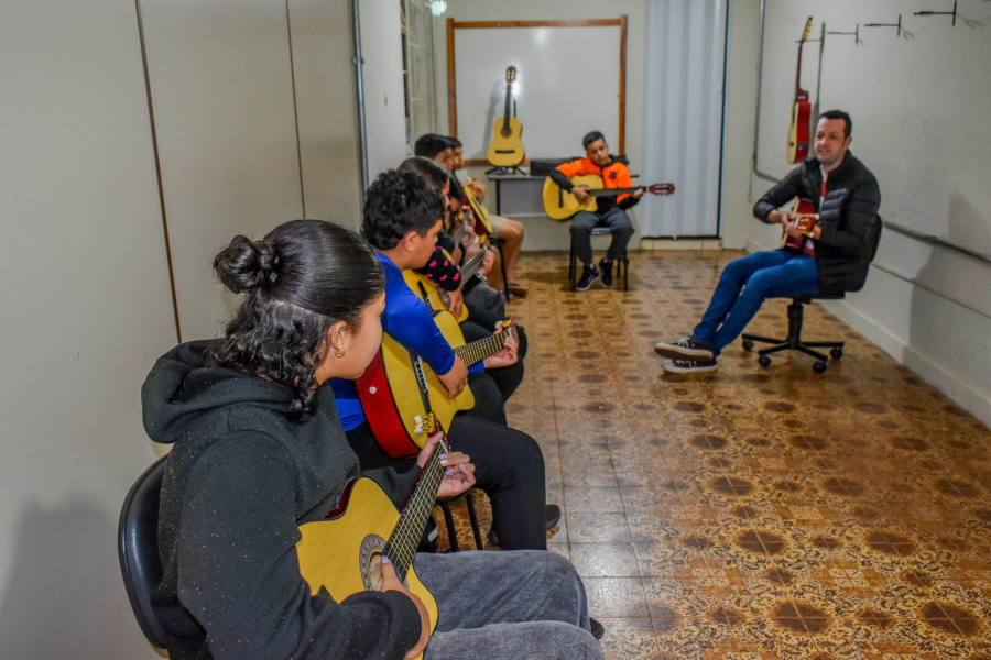 Selvíria já oferece aulas gratuitas de violão e ainda há vagas para turmas da manhã