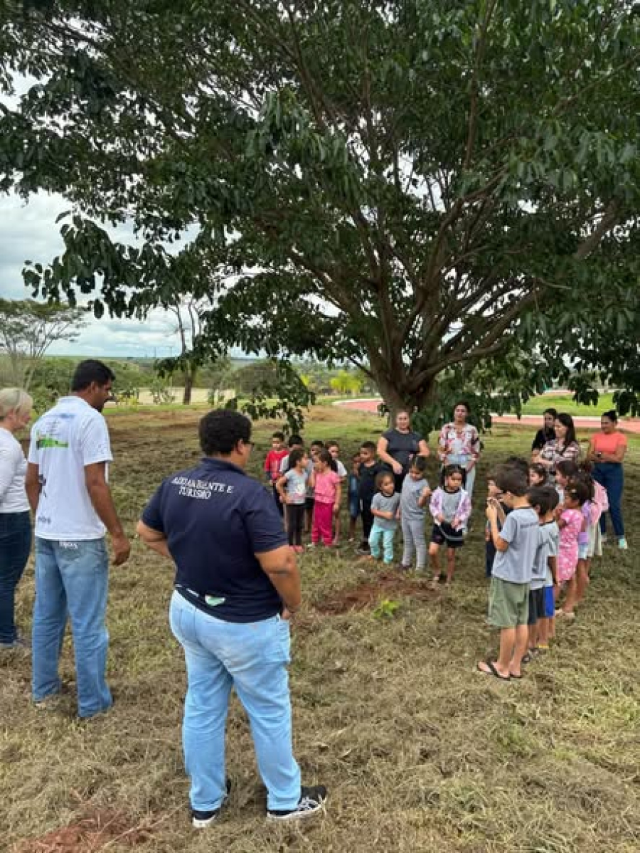 Sud Mennucci realiza ação de educação ambiental e plantio de 100 árvores nativas em comemoração ao Dia da Árvore