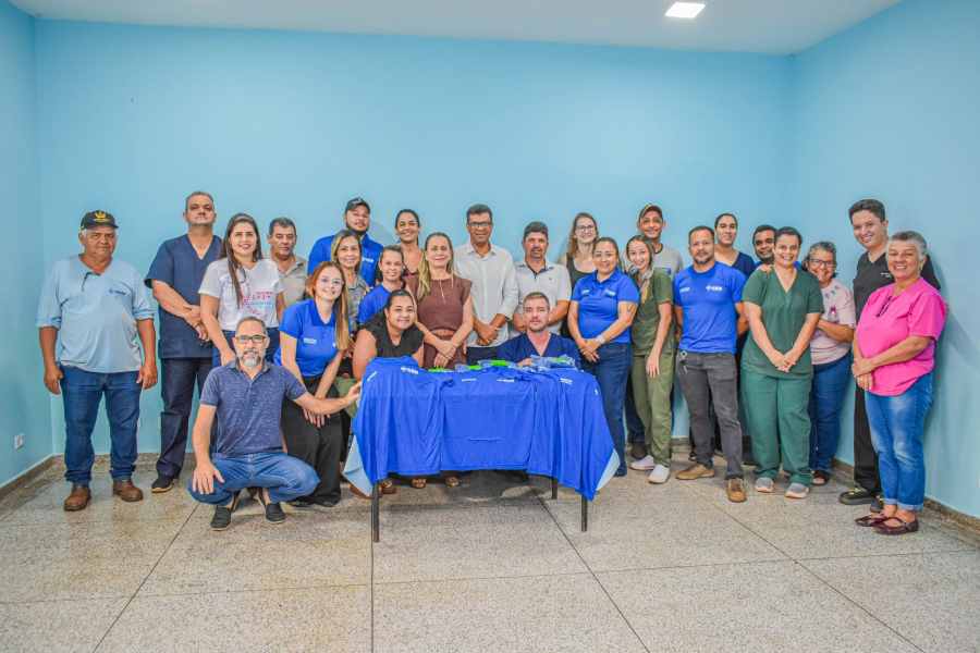 Prefeitura de Selvíria entrega uniformes a funcionários do Centro de Especialidades Médicas